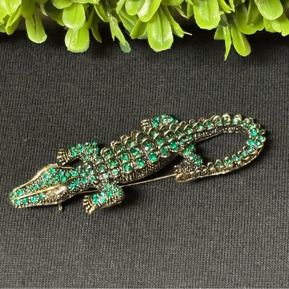 ALLIGATOR CROCODILE
BROOCH GREEN CRYSTAL
GLASS RHINESTONE GOLDTONE METAL - Picture 5 of 6
